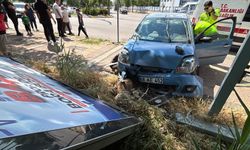 Otomobil önce kaldırıma sonra reklam tabelasına çarptı: 2 yaralı