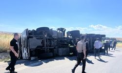Tekirdağ'da moloz yüklü kamyon devrildi