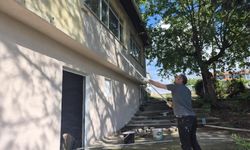 Milli Eğitim Şube Müdürü Yıldırım, okulun boya ve tadilatını kendi elleriyle yaptı