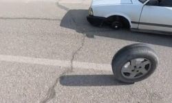 Gaziantep'te trafikte ilginç görüntü: Seyir halindeki otomobilin lastiği yerinden çıktı