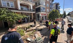 Edirne'de faciadan dönüldü: Freni boşalan kamyon iki araca ardından duvara çarptı