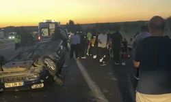 Lastiği patlayan otomobil bariyerlere çarparak takla attı: 2 yaralı