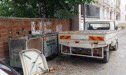 Çöp Konteynerlerinin Önüne Park Edilen Araç Tepki Çekti