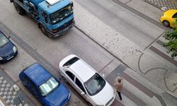 Yol Ortasına Park Edilen Otomobil Trafiği Kilitledi