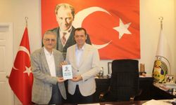 Başkan Özalp'e Anlamlı Kitap Hediyesi