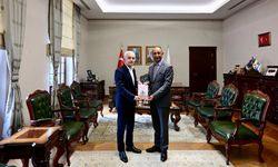 Doç. Dr. Çelik’ten Vali Turan’a Kitap Hediyesi
