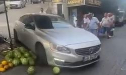 Lüks aracıyla girdiği pazar tezgahını darmadağın etti