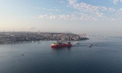 215 metrelik boru döşeme gemisinin geçişi sebebiyle boğaz hattı çift yönlü trafiğe kapatıldı