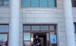 Ayrılmak istediği için evlatlarının önünde eli bıçaklı kocası tarafından öldüresiye dövüldü