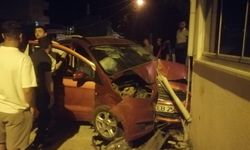 Kapaklı'da alkollü sürücü bina duvarına çarptı: 2 yaralı