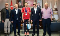 Milli tekvandocu Hatice Kübra İlgün, madalya sevincini yıldırım belediye başkanı oktay yılmaz'la paylaştı