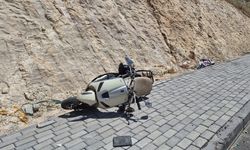 Kontrolden çıkan motosiklet devrildi: 1 yaralı