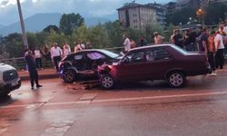 Yağışlı yolda iki otomobil çarpıştı: 4 yaralı