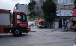 Osmaniye’de park halindeki hafif ticari araç yandı