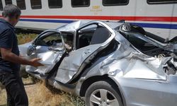 Muş'ta tren otomobile çarptı: 3 yaralı