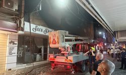Kedi kurtarmaya gelen itfaiye erleri AVM'de çıkan yangını büyümeden söndürdü