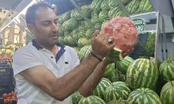 Kütahyalı manavın eliyle karpuz soyma videosu sosyal medyada viral oldu