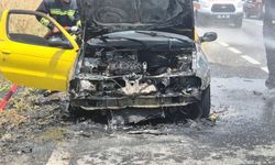 Otomobil alev alev yandı: 5 kişi son anda kurtuldu