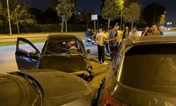Maltepe'de ters yöne giren otomobil, park halindeki iki araca çarptı: 1 yaralı
