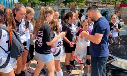 Minik Voleybolculara Dondurma Sürprizi