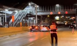 Polisin gözü önünde müşterinin otomobiliyle trafiği tehlikeye attı