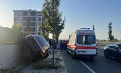 Tekirdağ'da kaldırımı aşan otomobil duvarda yan durdu