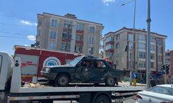 Ters yönden çıkan araç otomobille çarpıştı: 2 kişinin yaralandığı kaza kamerada