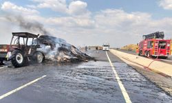 Saman balyası yüklü römork alev alev yandı, traktör kullanılamaz hale geldi
