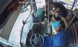 Belediye otobüsünde fenalaşan yolcuyu müdahale anları kameralara yansıdı