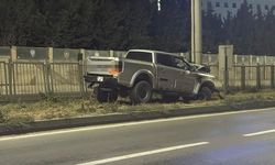 Ön tekerleği arızalandığı iddia edilen arazi aracı PTS direğine çarptı: 1 yaralı