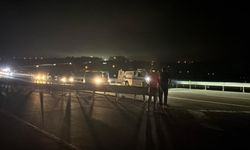 Bariyerlere çarpan motosikletli hayatını kaybetti