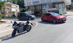 Sokağa dönmek isteyen otomobile motosiklet çarptı: 1 yaralı