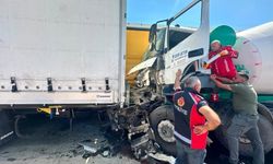 Edirne'de beton mikseri park halindeki iki tıra çarptı: 1 yaralı