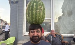 Kafasında 40 kiloluk karpuz varken bisiklet sürüyor, halay çekiyor, koşuya katılıyor
