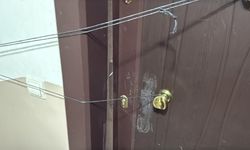 Daire kapısını kıran kasklı 3 şüpheli uyuşturucu dolu 3 koliyi kaçırdı