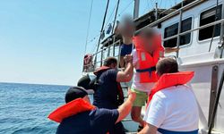 Karaya oturan gezi teknesindeki 11 kişi Sahil Güvenlik tarafından kurtarıldı