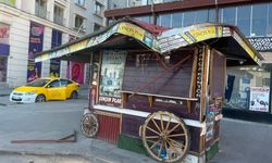 Tarihi büfe otobüs çarpmasıyla hasar gördü