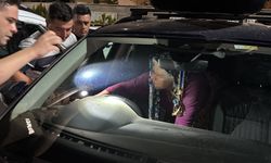 Yaşlı kadın araçta kilitli kaldı: Ekipler ve vatandaşlar seferber oldu