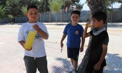 Üç kafadar çocuktan köşe başında limonata satışı