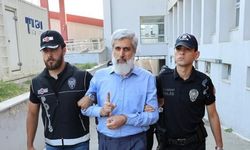 Alparslan Kuytul, kendinden habersiz hareket eden örgüt üyesinin sırtında sopa kırmış
