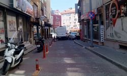 DAR SOKAKTA PARK SORUNU ARAÇ GEÇİŞİNİ ZORLAŞTIRIYOR