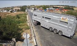 TARİHİ KÖPRÜYE ZARAR VERDİ