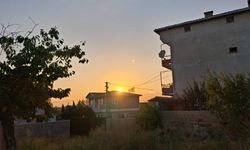 Gün Batımı Köy Evlerini Turuncuya Bürüdü