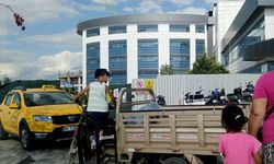 Hastane Önünde Dikkat Çeken Görüntü: Çocuk Elektrikli Motorun Başında