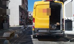 Yol ortasında kargo yükleme trafiği aksattı
