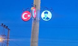 Kavaklı Atatürk Meydanı Türk Bayrağı ve Atatürk Tabelalarıyla Güzelleşti