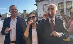 Kırklareli protokolü geleneksel yöntemle hazırlanan üzüm suyunu içti