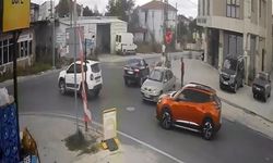 Geri manevra yaparken "DUR" tabelasına çarptı, öfkesini tabeladan çıkardı