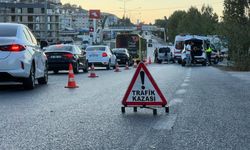 Otomobile çarpan genç motosiklet sürücüsü yola savruldu