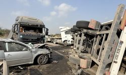 Otoyolda tır karşı şeride geçti, ortalık savaş alanına döndü:1 ölü, 2 yaralı